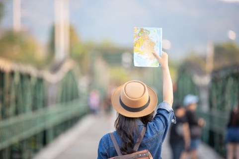 female-tourists-on-hand-have-a-happy-travel-map